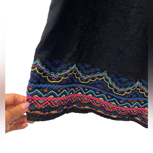 Gorgeous Anthropologie Akemi + Kin Mesa Black Embroidered Tank Top Size 4 - Picture 5 of 15